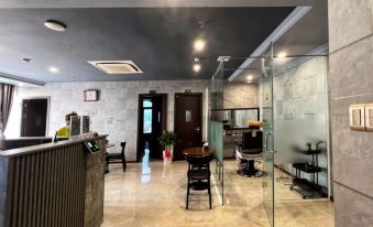 Kiwi Beachside Hotel & Cafe Da Nang