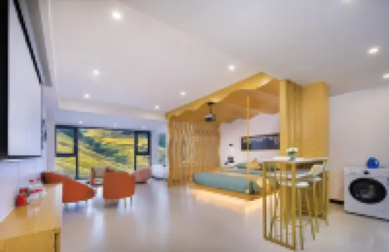 논의 파노라마 전망을 즐기세요 (룽성 룽지 계단식논 지점)