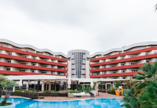 숙소 수영장 및 휴식 공간