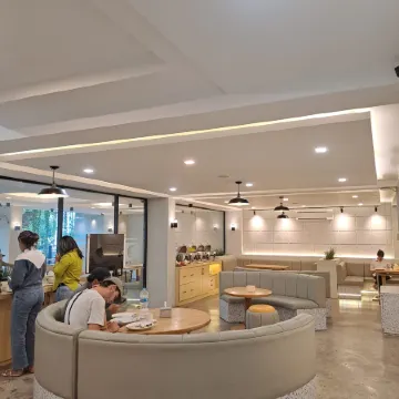 Travelbiz Hotel Отели рядом с достопримечательностью «Тамрин Плаза»