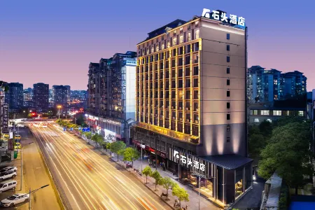 Stone Hotel (Kaili Downtown Wanda Plaza) Отели рядом с достопримечательностью «Kaili Miao-Dong Customs Park»