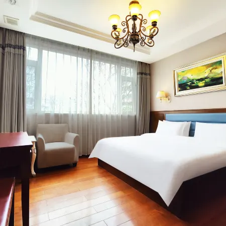 Jinze Hotel (Qingdao Taitung Pedestrian Street) Отели рядом с достопримечательностью «Храм Джаншан»