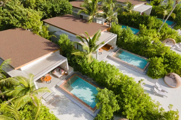 활기찬 분위기의 수영장 옆 다이닝 호커스