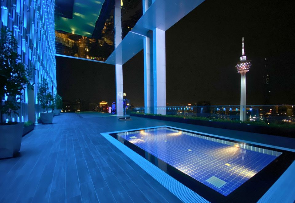 쿠알라룸푸르 도심을 내려다보는 옥상 수영장