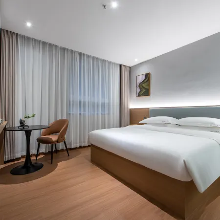 Live Hotel (Jiangmen 33rd Market Street Donghu Park Branch)