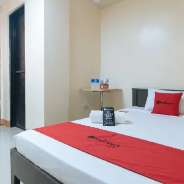 RedDoorz @ Isabelita Hotel Tuguegarao City Отели в г. Кагаян