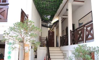 We House Guest House