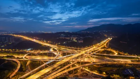 Vista High-Rise River View Hotel (Jiefangbei Area/Hong Ya Dong) Отели рядом с достопримечательностью «Chongqing University of Education»