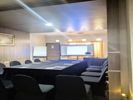 Hotel SM Cibitung Отели рядом с достопримечательностью «Bonecom Tricom Mm2100»