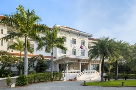 Raffles Grand Hotel d'Angkor Отели рядом с достопримечательностью «Puthan Nokor Reach Thorm Meta Pagoda»