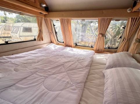 ไวท์ เฮาส์ บีช แคมป์ปิ้ง คาราวาน