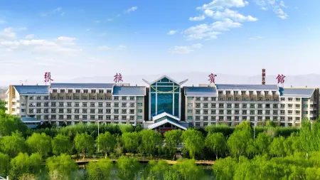 zhangye  hotel Отели рядом с достопримечательностью «Zhangye Colorful Danxia Scenic Spot»
