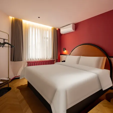 Xiangyu French Retro Hotel (Yanji Yanbian University Water Market Store)