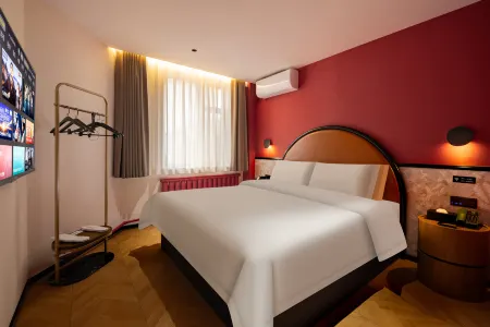 Xiangyu French Retro Hotel (Yanji Yanbian University Water Market Store)