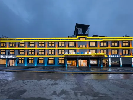 RanWuYunling Shenghu Hotel Отели рядом с достопримечательностью «Ranwu Lake International Self-Driving Campground»