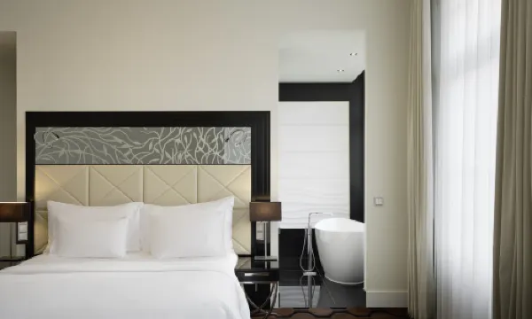 Roomers Berlin Steinplatz, Autograph Collection