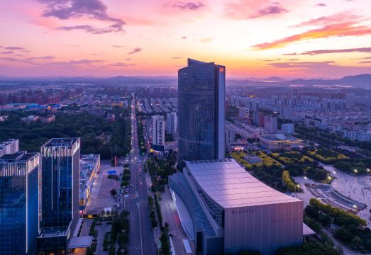 [진저우 쉐라톤 호텔의 넉넉하고 고급스러운 로비 전경]