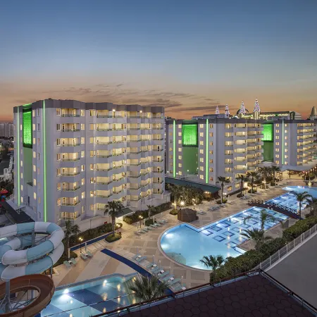 Wyndham Garden Lara Отели рядом с достопримечательностью «Пляж Кадрие»