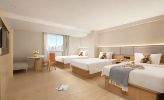 Yijia International Hotel (Guanggu Pedestrian Street Guanshan Avenue Subway Station)