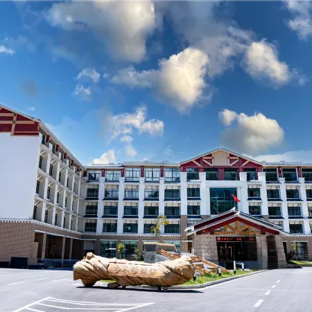 QoMoLangZong Hotel  Kayrung