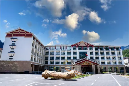 QoMoLangZong Hotel  Kayrung