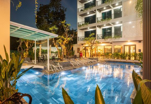 더 그린 호텔 비엔티안의 모던한 객실 또는 수영장