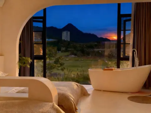 Huangguoshu Mountain Wind, send the moon lodging