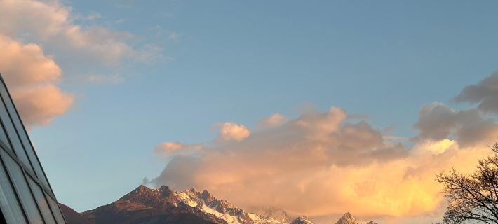 Watch the mountains with you·Designer 180° view of the snow-capped mountains Hotels in Yulong