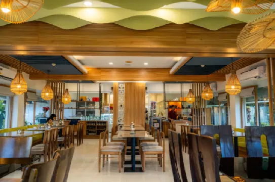 The Ritz Hotel at Garden Oases