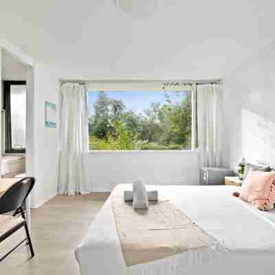 Bright & Cozy Rooms – Steps to Train & Shops Rooms