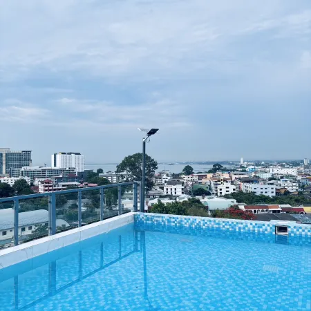 D Day Luxury Pattaya Отели рядом с достопримечательностью «Пляж Хатнаклуа»