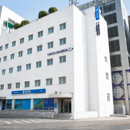 K-Grand Hotel DDP Отели рядом с достопримечательностью «Торговый центр U:US»