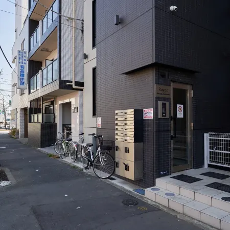 Ruygo Shinjuku Nishiochiai Отели рядом с достопримечательностью «Железнодорожная станция Коэндзи»
