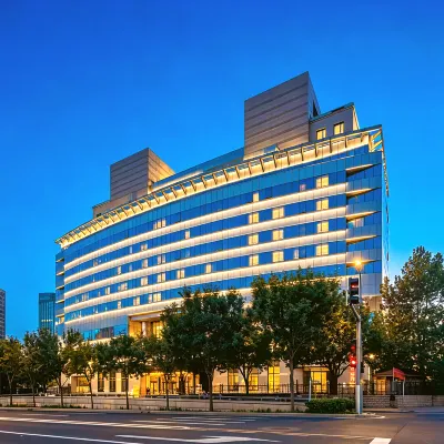 Grand Kingtown Hotel BeijingBeijing West Railway (Station Lize Business District) Отели рядом с достопримечательностью «Станция метро Fuxingmen»