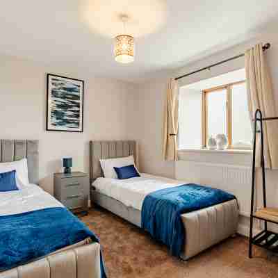 Spacious 3BR House | Sleeps 6 | Parking 4 Cars Rooms