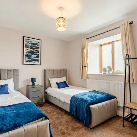 Spacious 3BR House | Sleeps 6 | Parking 4 Cars Отели в г. Блэкберн