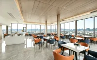 Versailles Hotel (Guilin Two Rivers and Four Lakes Railway Station Branch) - sarapan
