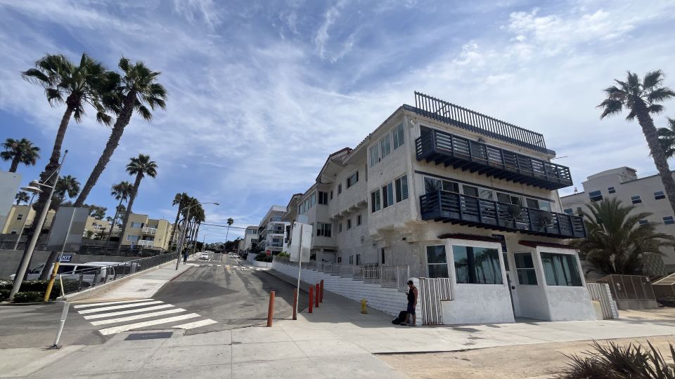 Santa Monica Pier Apartments