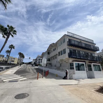 Santa Monica Pier Apartments Hotels near Pacific Park