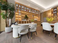 Vienna Hotel(Hezhou Lingfeng Plaza Diversified Global City Store) - Mountain view