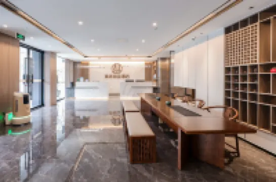 Qingmu Platinum Hotel (Fuyang Yaoban Suning Plaza)