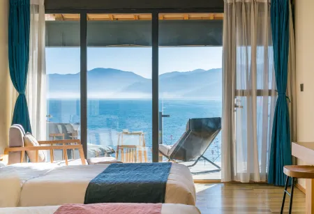 Yan sit lake view luxury B&B (Lugu Lake pig trough boat tour lake big falling water village store)