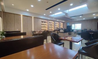 Dashiqiao Leju Theme Hotel