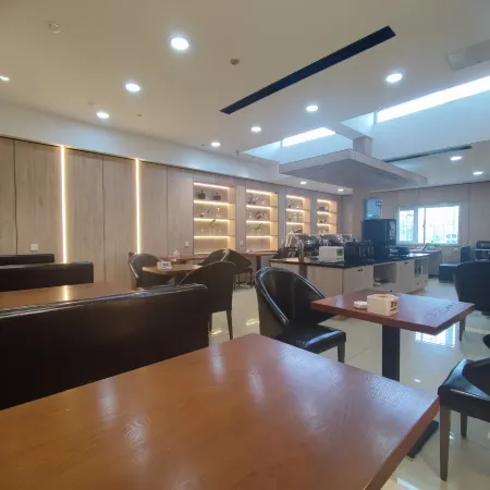 Dashiqiao Leju Theme Hotel