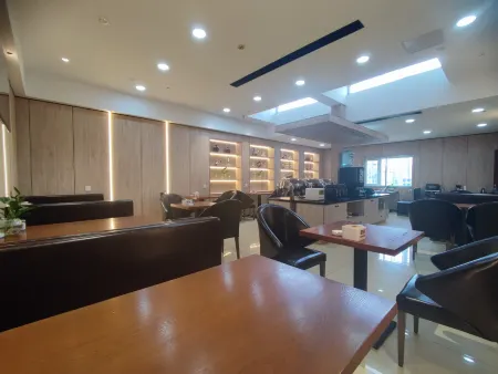 Dashiqiao Leju Theme Hotel Отели рядом с достопримечательностью «Dashiqiao Mizhen Mountain»