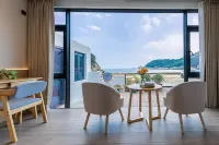 Haikuoyunshen·Super first-line sunrise sea view pool holiday villa (Xiaowushitang Branch)