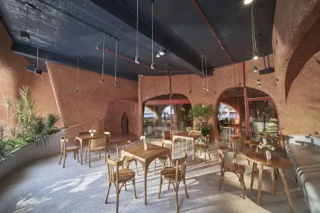 Silverland Ben Thanh Hotel Отели рядом с достопримечательностью «Hutech University of Technology»