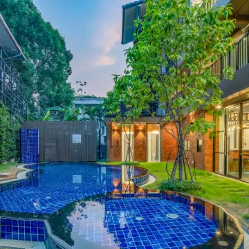 Momo Hotel Hotels near Wat Chedi Luang