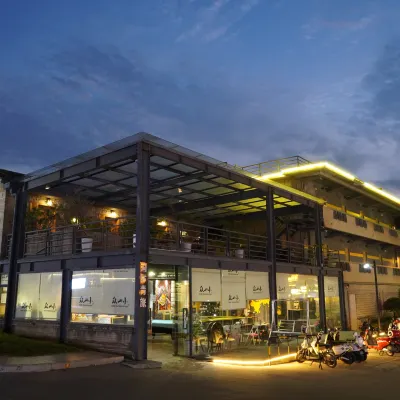 Over the Mountain Hostel Các khách sạn gần Tháp Đông Tây