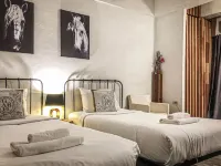 De Lit Hotels near Sunee Tower